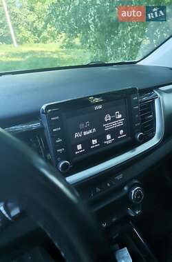 Позашляховик / Кросовер Kia Stonic 2019 в 