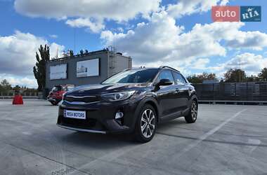Внедорожник / Кроссовер Kia Stonic 2017 в Киеве