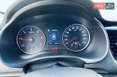 Позашляховик / Кросовер Kia Stonic 2017 в  фото 13 Позашляховик / Кросовер Kia Stonic 2017 в