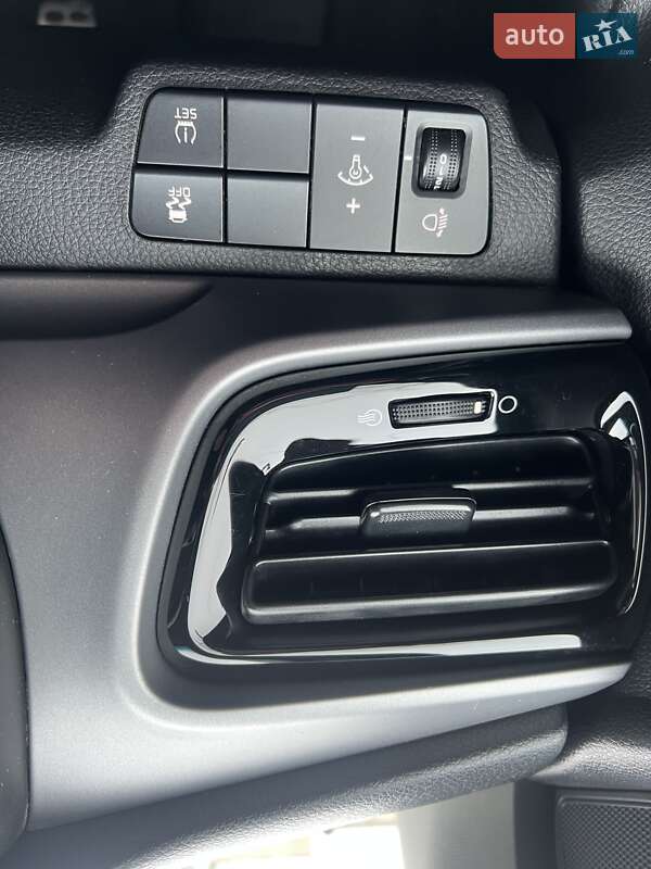 Внедорожник / Кроссовер Kia Stonic 2018 в Киеве