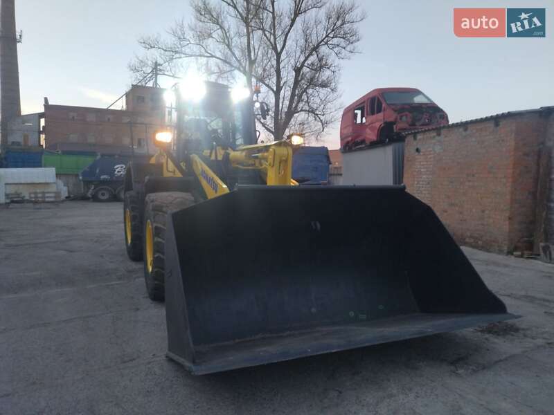 Фронтальный погрузчик Komatsu WA 2016 в Ромнах