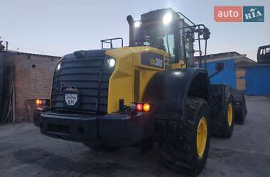 Фронтальні навантажувачі Komatsu WA 2016 в Ромнах