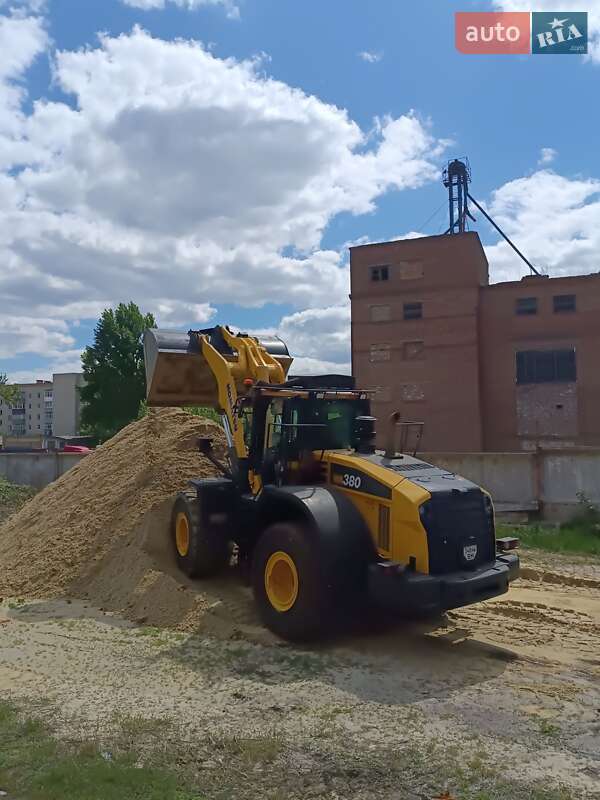 Фронтальный погрузчик Komatsu WA 2016 в Ромнах