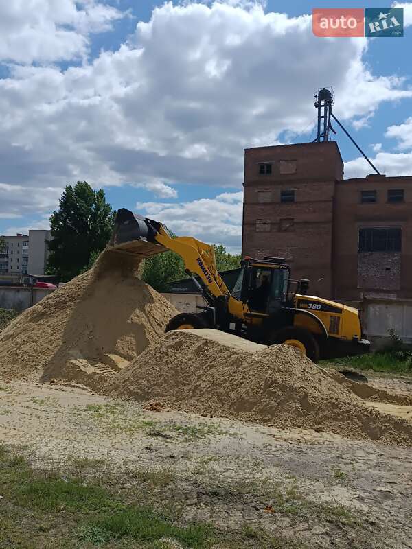 Фронтальный погрузчик Komatsu WA 2016 в Ромнах