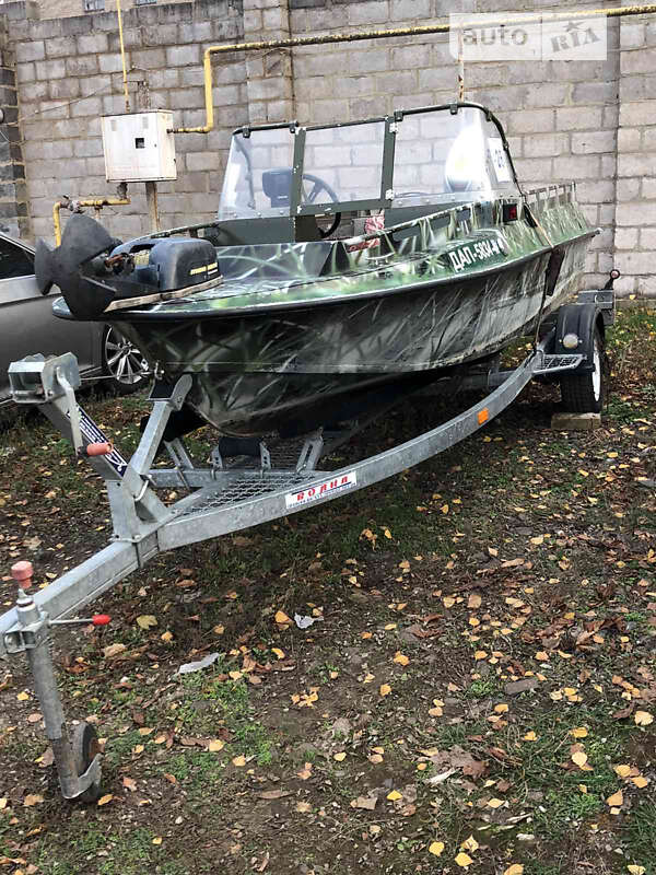 Лодка Крым М 1991 в Кривом Роге