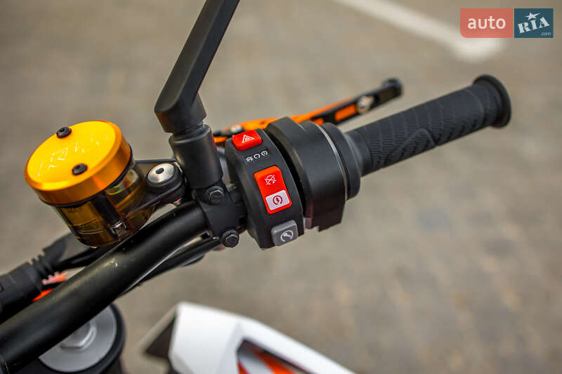 Мотоцикл Без обтекателей (Naked bike) KTM Super Duke 1290 2017 в Черновцах