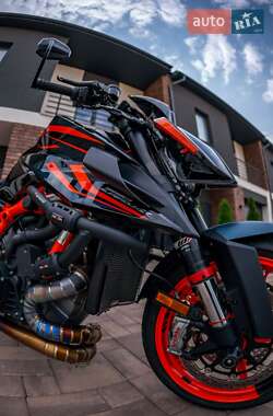Мотоцикл Без обтекателей (Naked bike) KTM Super Duke 1290 2023 в 