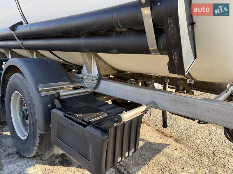 Цистерна напівпричіп LAG 0-3-34KHSL 2005 в Жовкві