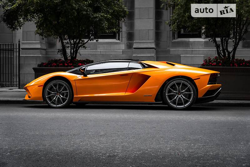 Lamborghini Aventador 4