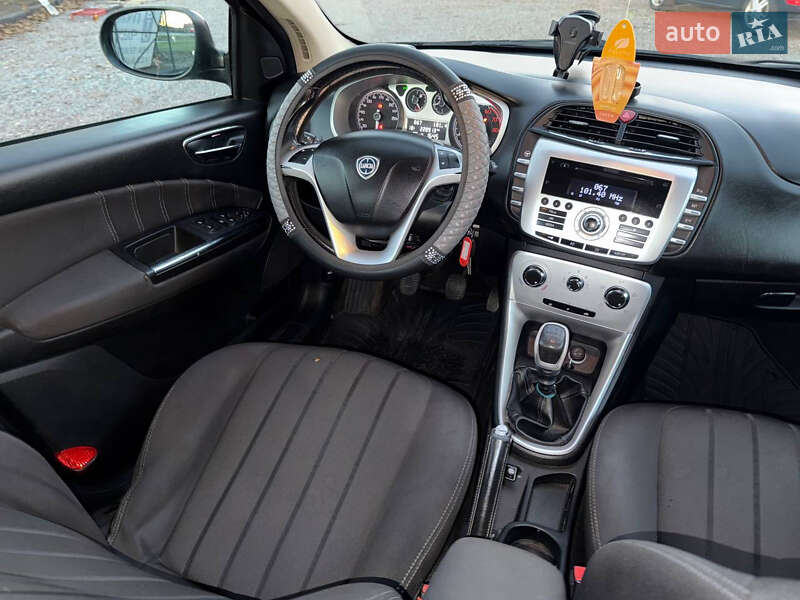 Хэтчбек Lancia Delta 2008 в Стрые