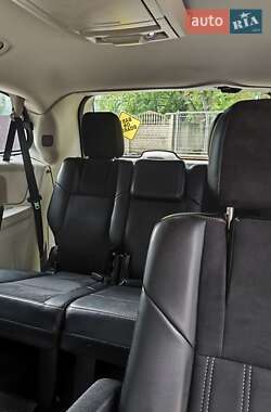 Минивэн Lancia Voyager 2013 в 