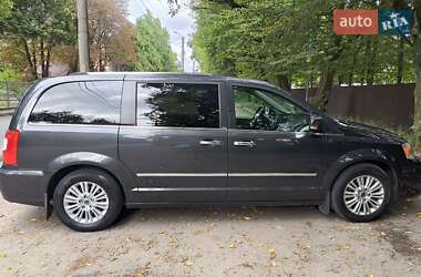 Минивэн Lancia Voyager 2013 в 