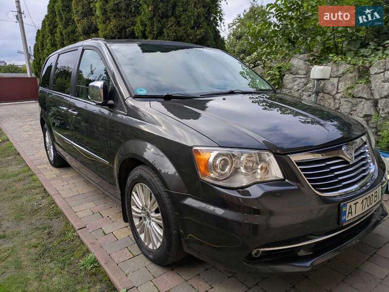 Минивэн Lancia Voyager 2013 в 