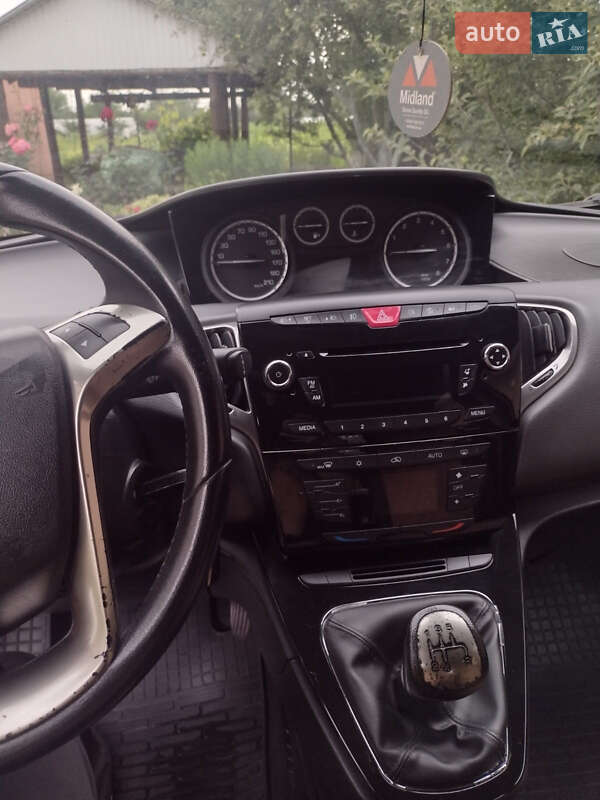 Хэтчбек Lancia Ypsilon 2012 в Киеве