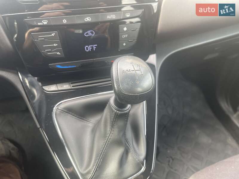 Хэтчбек Lancia Ypsilon 2012 в Ужгороде