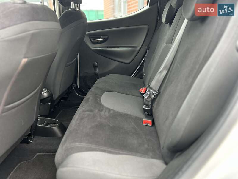 Хетчбек Lancia Ypsilon 2015 в Львові фото 18 Хетчбек Lancia Ypsilon 2015 в Львові