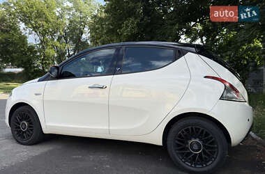 Хэтчбек Lancia Ypsilon 2012 в 