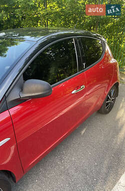 Хэтчбек Lancia Ypsilon 2012 в 