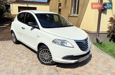 Хетчбек Lancia Ypsilon 2012 в 
