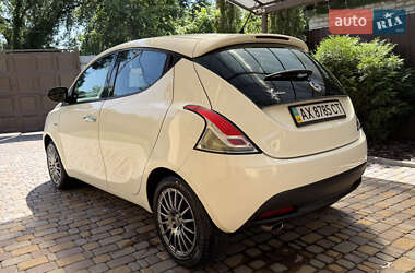 Хетчбек Lancia Ypsilon 2012 в 