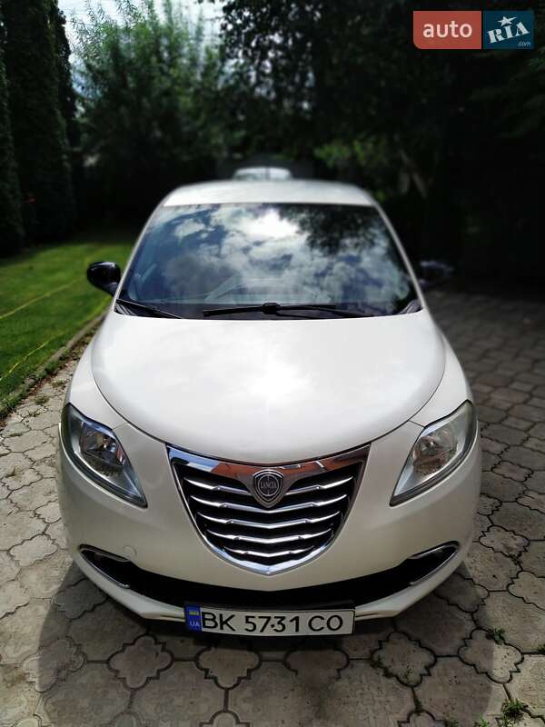 Хэтчбек Lancia Ypsilon 2012 в Ровно