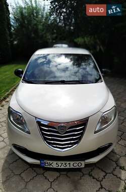Хэтчбек Lancia Ypsilon 2012 в 
