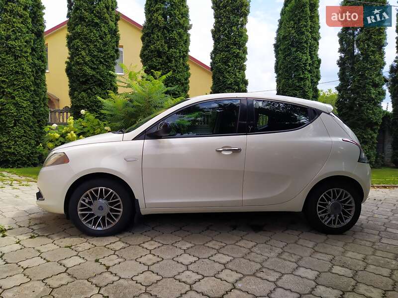 Хэтчбек Lancia Ypsilon 2012 в Ровно