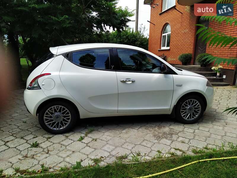 Хэтчбек Lancia Ypsilon 2012 в Ровно