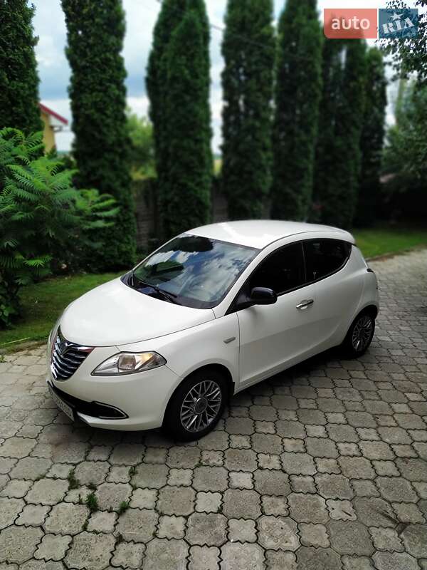 Хэтчбек Lancia Ypsilon 2012 в Ровно