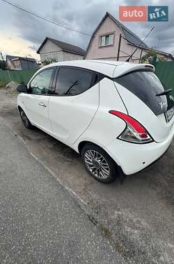 Хетчбек Lancia Ypsilon 2012 в 