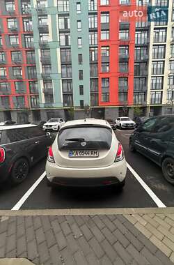 Хетчбек Lancia Ypsilon 2012 в 