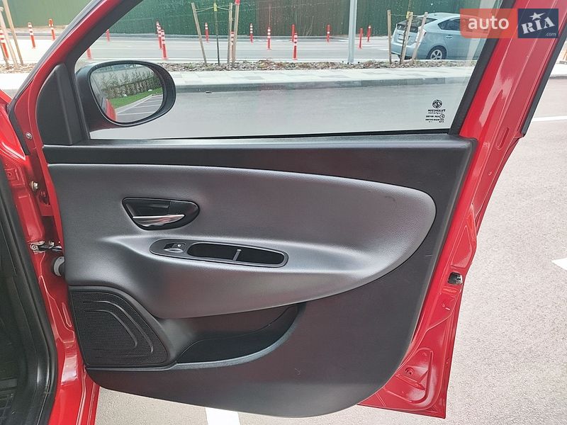 Хэтчбек Lancia Ypsilon 2012 в Киеве