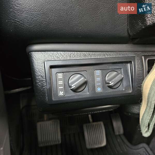 Позашляховик / Кросовер Land Rover Defender 2002 в Києві