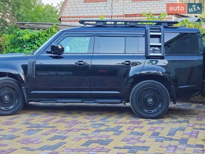 Land Rover Defender 2023