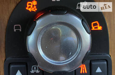 Позашляховик / Кросовер Land Rover Discovery 2012 в 