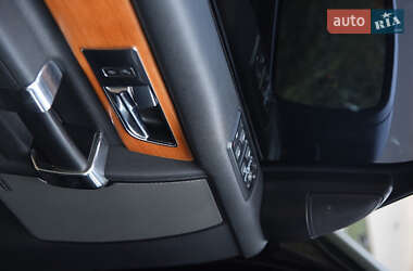 Внедорожник / Кроссовер Land Rover Discovery 2012 в 