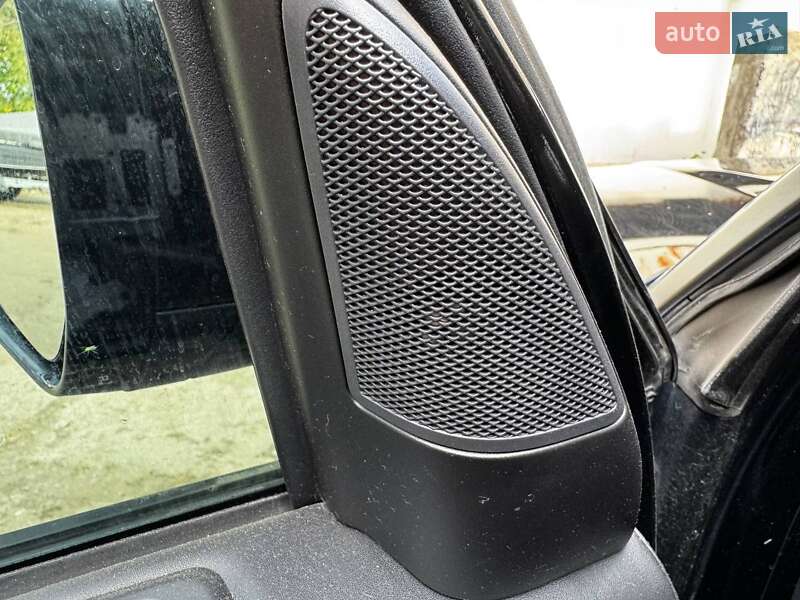 Позашляховик / Кросовер Land Rover Discovery 2016 в Києві