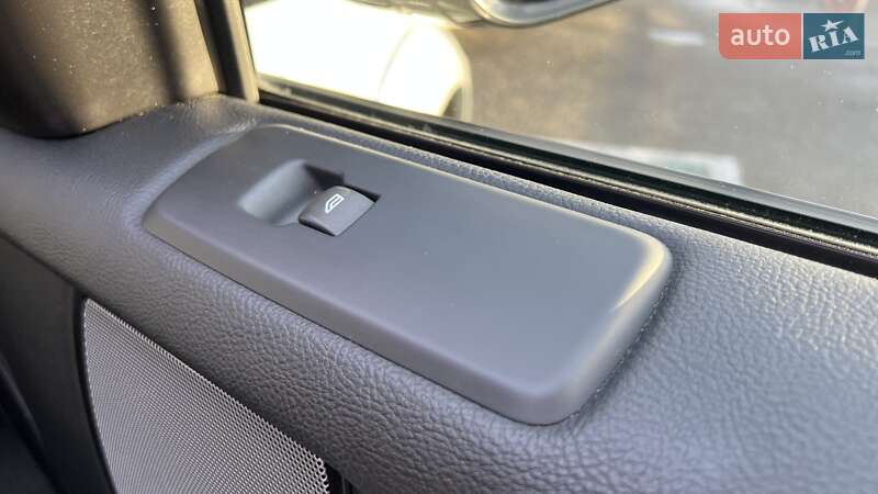 Внедорожник / Кроссовер Land Rover Discovery 2016 в Киеве