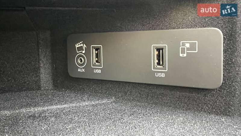 Внедорожник / Кроссовер Land Rover Discovery 2016 в Киеве