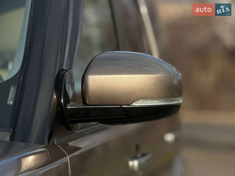 Внедорожник / Кроссовер Land Rover Discovery 2015 в Кривом Роге