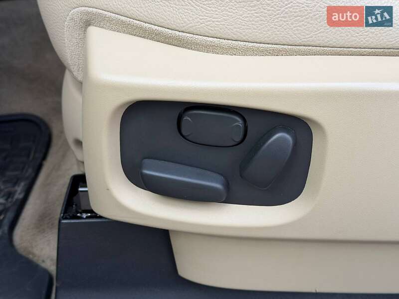 Внедорожник / Кроссовер Land Rover Discovery 2015 в Кривом Роге