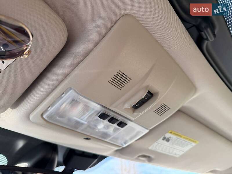 Внедорожник / Кроссовер Land Rover Discovery 2015 в Кривом Роге