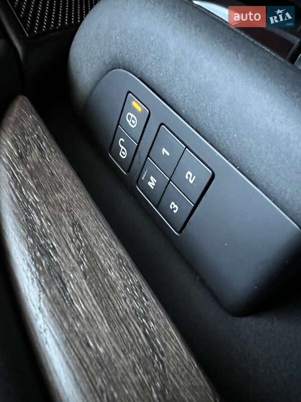 Внедорожник / Кроссовер Land Rover Discovery 2017 в Киеве