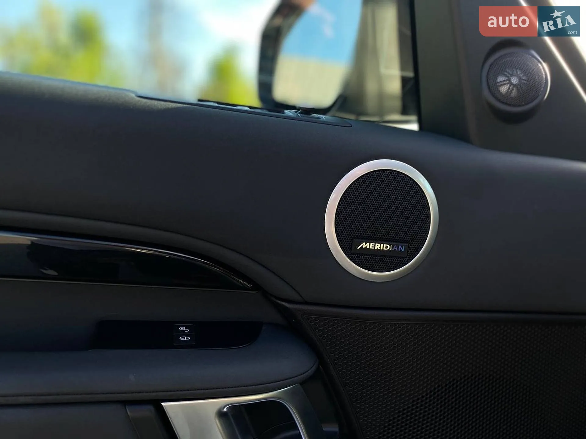 2018 Land Rover Discovery - мініатюра 21