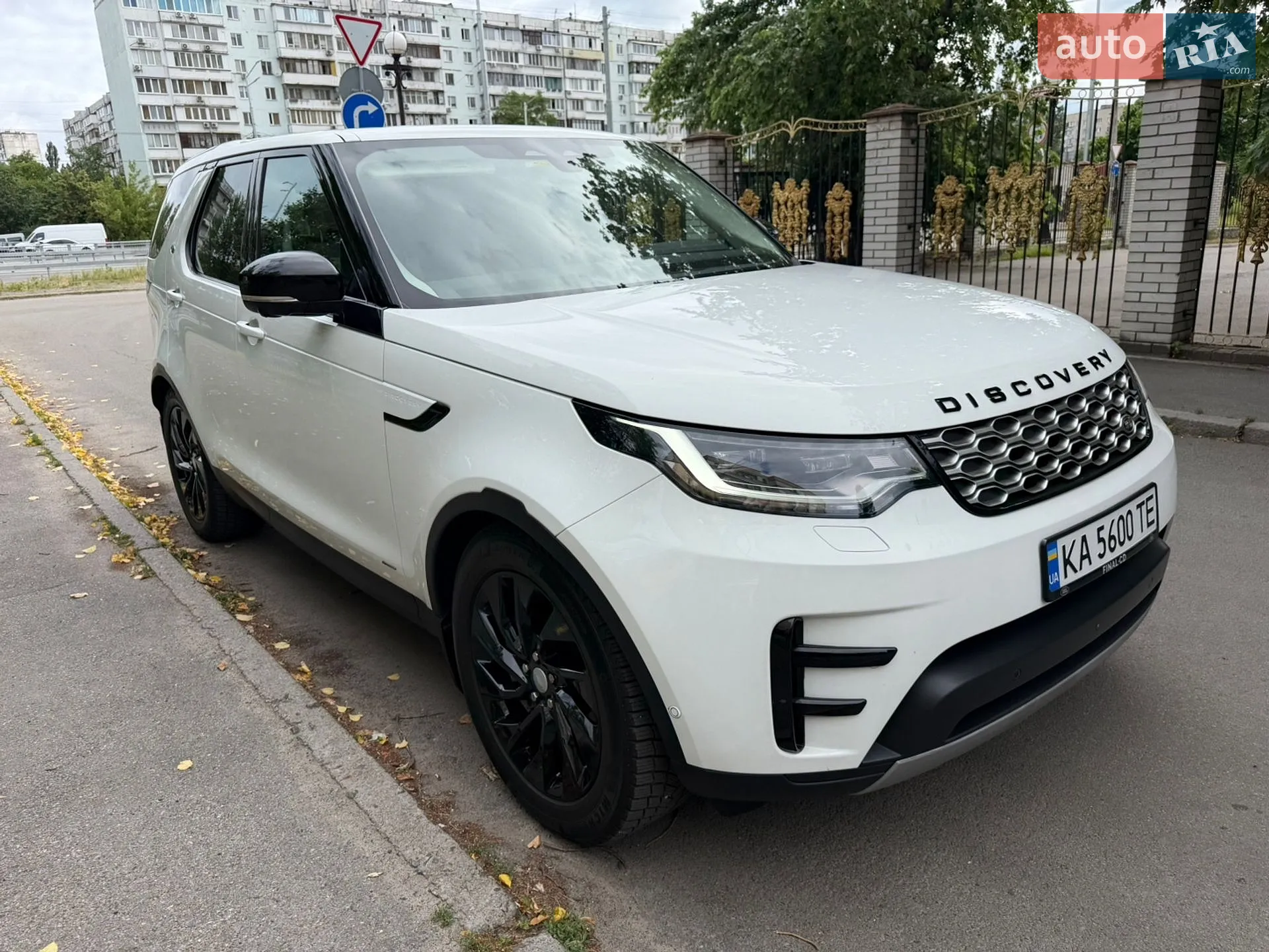 Land Rover Discovery 2017 VIN SALRRBBV6HA005509 фото оголошення 13 з 18