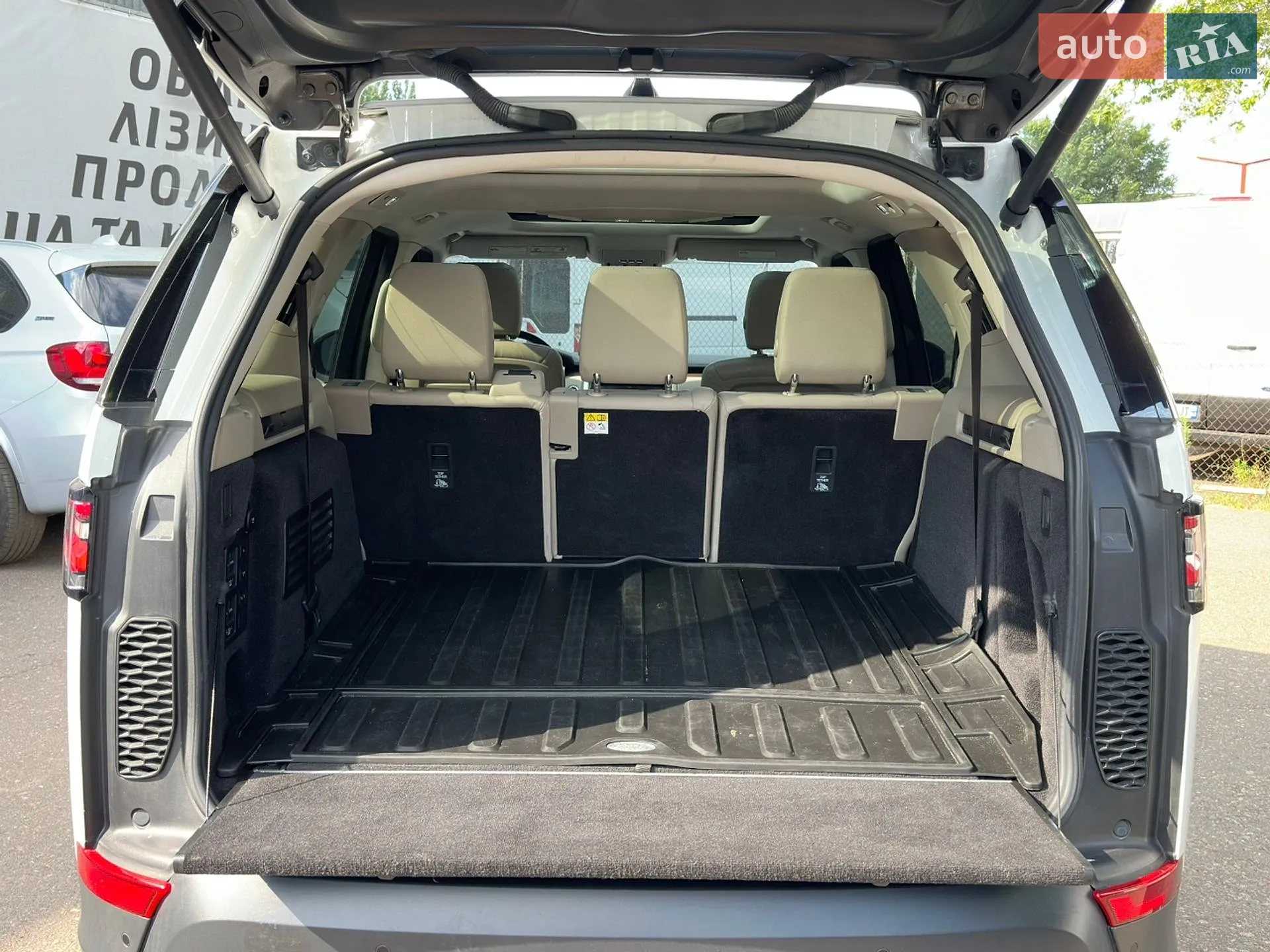 2017 Land Rover Discovery - мініатюра 35