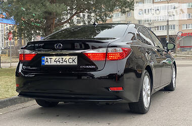 Седан Lexus ES 300h 2013 в Ивано-Франковске
