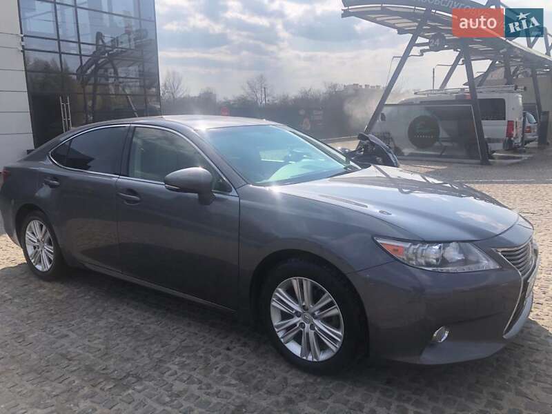 Седан Lexus ES 2015 в Львові