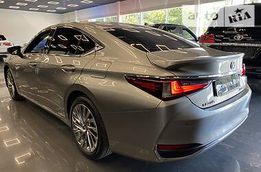 Седан Lexus ES 2018 в 