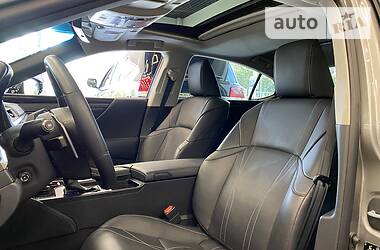 Седан Lexus ES 2018 в 